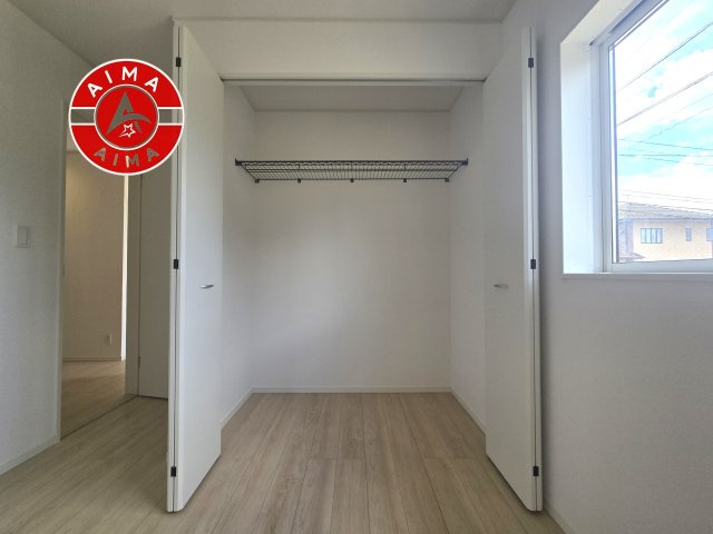 糟屋郡須恵町須恵第5-1棟（1号棟）の内観：施工例|壁面クローゼットのメリットは、衣類が横一列に並ぶためひと目で洋服が選びやすいこと。衣類をたくさんお持ちの方も、限られたスペース内に無理なく収納することができます。