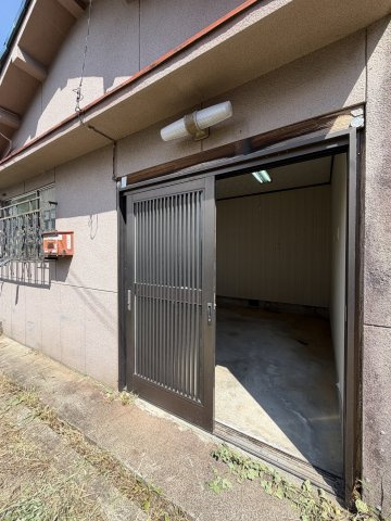 大和高田市大中　中古戸建の外観|＼広い玄関土間がある家！バイク・自転車好きの方に♪／趣味のガレージ代わりやDIYスペース、大型用品の収納としても大活躍する広々とした玄関土間が魅力！