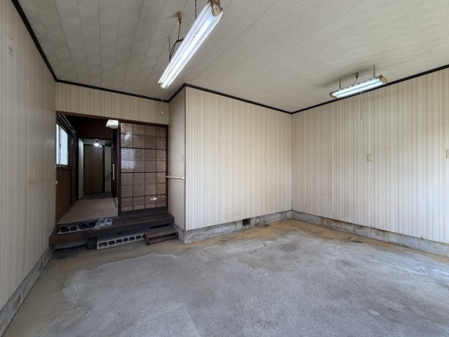 大和高田市大中　中古戸建の内装|広々土間をどのように活用されますか(^^)/
