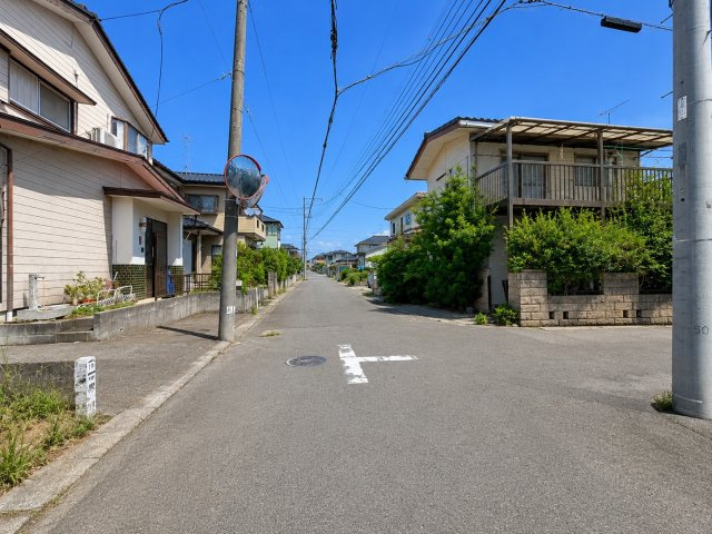 牛久市田宮2丁目中古物件の前面道路含む現地写真