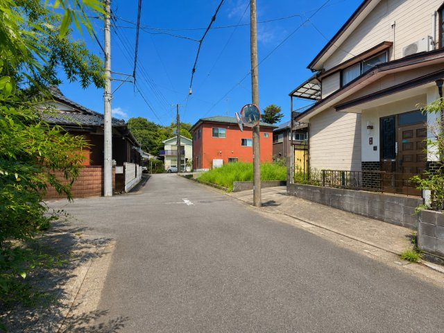 牛久市田宮2丁目中古物件の前面道路含む現地写真