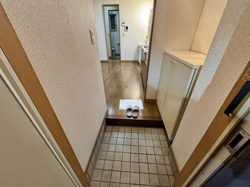 三郷市戸ケ崎１丁目のアパートの玄関