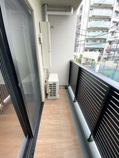 ＳＱＵＡＲＥ　ＣＩＴＹ　ＴＳＵＲＵＭＩ　ＲＩＶＥＲＳＩＤＥのバルコニー