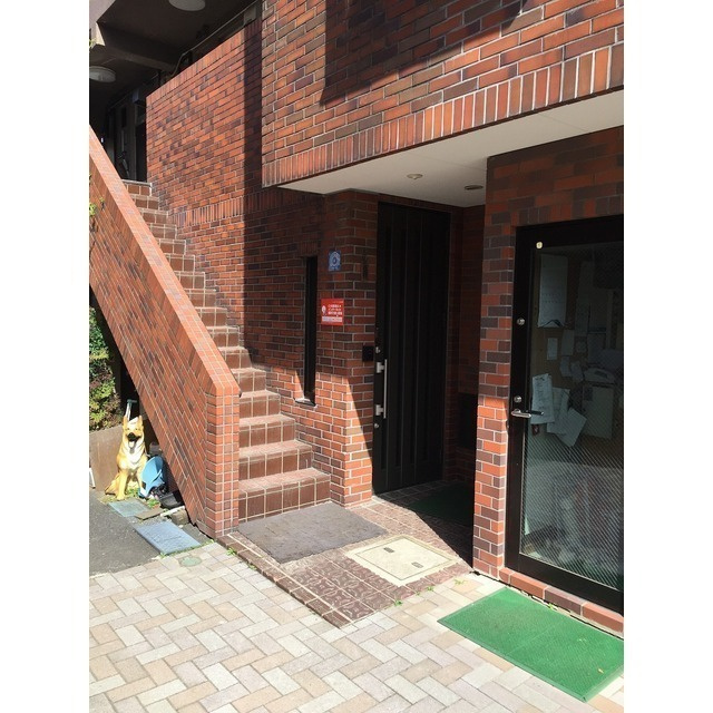 狛江市東和泉１丁目の賃貸マンションのエントランス