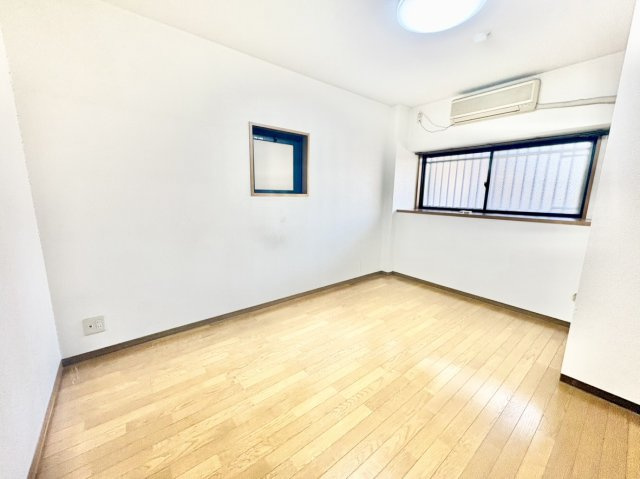 フロンテージ芦屋の洋室|大きな腰窓と壁面の小窓を配しており、風の通り道が作れる通風良好な洋室。気になる湿気や埃をスピーディーに換気できるため、年間を通してクリーンで衛生的、かつ心地よい室内環境をキープできる設計です。