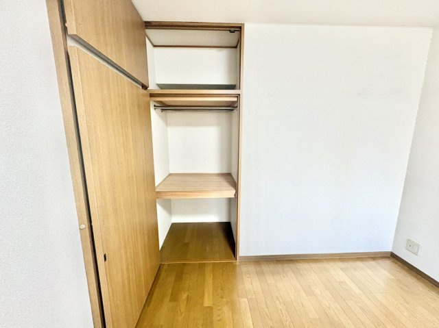 フロンテージ芦屋の収納|ハンガーパイプと仕切り棚（中段）を備えたマルチな収納スペース。お洋服を掛けたまましまえるだけでなく、お布団や大型の荷物、衣装ケースなども大きさに合わせて機能的に分けてすっきりと一括収納できます。