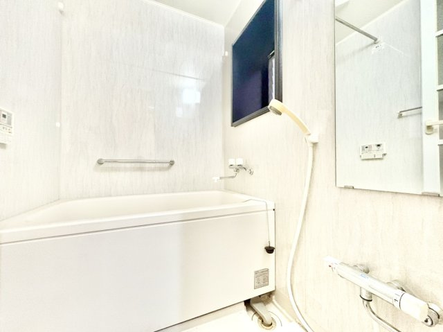 フロンテージ芦屋の浴室|ゆったり使える1216サイズの浴室には、明るい光を届ける窓を完備。気になる入浴後の湿気やカビをスピーディーに換気できるため、毎日のお手入れが格段にラクになり、常にクリーンな空間を保てる仕様です