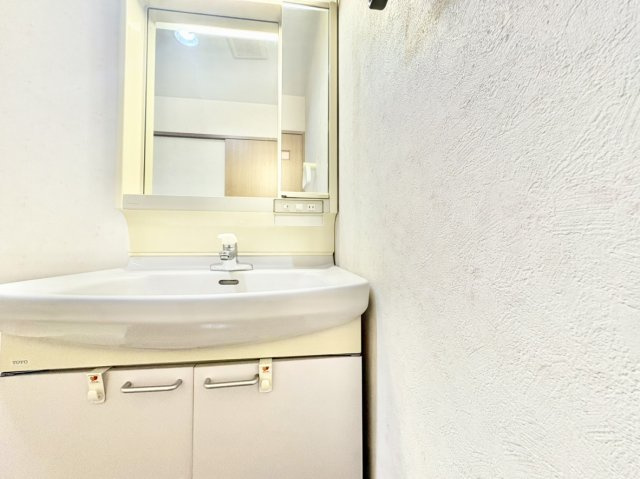 フロンテージ芦屋の独立洗面台|サッと拭くだけでお手入れ簡単な一体型洗面ボウルを採用。足元にはタオルや日用品のストックをすっきりと隠してしまえる大容量のキャビネット収納を備え、洗面空間をいつでも綺麗にクリーンに維持できます。
