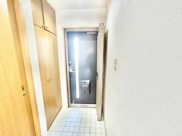 フロンテージ芦屋の玄関|天井近くまで高さのある大容量シューズボックスを完備。上部に天袋も付いており、ご家族全員の靴や使用頻度の低い雨具などをまとめて一括収納できます。靴が散らかりがちな玄関まわりをすっきり綺麗に保てる仕様です