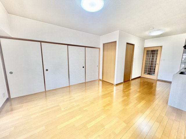 フロンテージ芦屋の洋室|左側の引き違いの襖を大きく開放すれば、隣接する和室と繋げてさらに広々とした一体空間として活用可能です。ライフステージや来客、家族の成長に合わせて柔軟にリビングの広さを変更できる便利な間取りです。