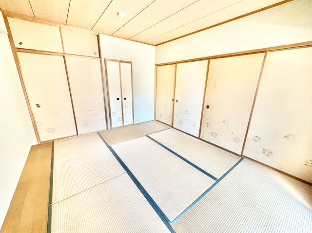 フロンテージ芦屋の和室|リビングに隣接する和室は、襖を大きく開放して広々とした一体空間としても活用可能。大容量の押入や天袋、物入などの豊富な収納を備えており、お布団や大型荷物をすっきり隠して室内を広く保てる便利な設計です。