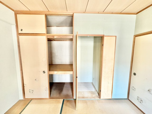 フロンテージ芦屋の収納|お布団やスーツケースなどの大型荷物を床置きでスムーズに出し入れできる大容量の押入を完備。さらに上部の天袋や奥行きのある収納も備わっており、荷物の大きさに合わせて無駄なくきれいに整理整頓できます。
