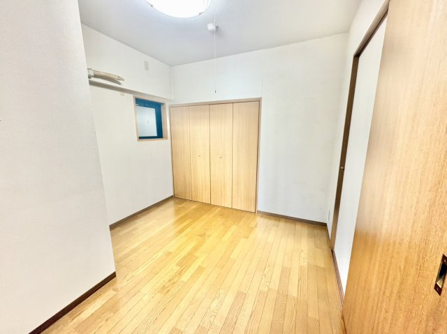 フロンテージ芦屋の洋室|衣類や小物を一括収納できる大型クローゼットを完備。さらに壁上部には、外からの視線を遮りながら心地よい光や風を取り込める便利な小窓も備わっており、室内をいつでも広くクリーンに保てる実用的な一室です