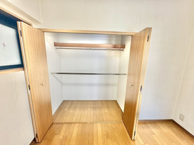 フロンテージ芦屋の収納|上下2段にハンガーパイプを完備し、沢山の収納効率を誇るクローゼット。衣類をシワにせず大量に掛けられるため、お部屋に余計な家具を置く必要がなく、居住空間を無駄なく最大限に広く使える実用的な設計です。