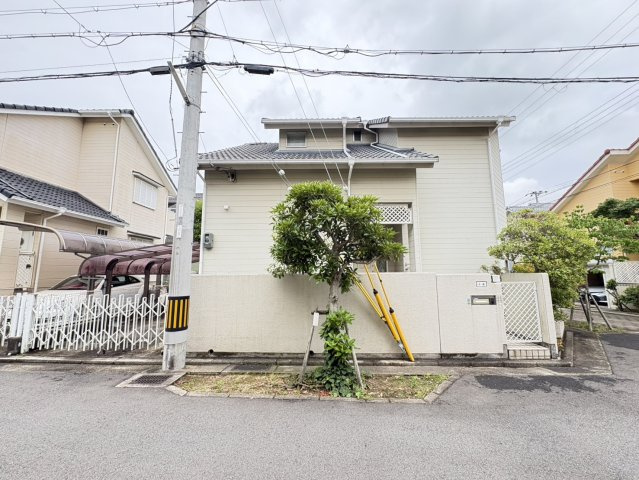 神戸市西区竹の台５丁目　中古戸建の外観|地下鉄「西神中央」駅まで徒歩15分！角地で陽当り・通風良好！駐車スペース1台可能！