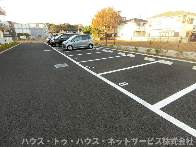 リブリ・杉田の駐車場
