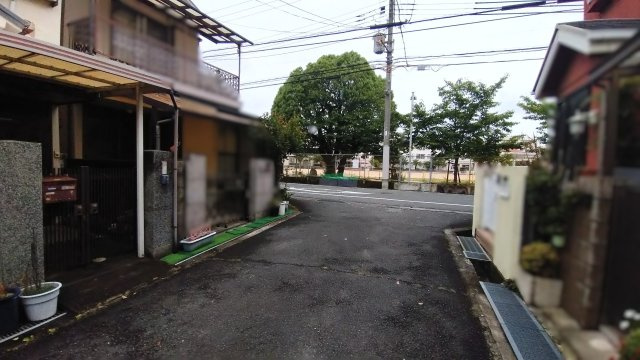 伊丹市中野西　売土地の前面道路含む現地写真