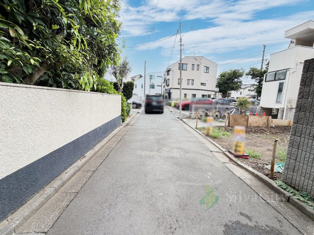 目黒区目黒本町2丁目の前面道路含む現地写真|目黒本町の穏やかな街並み、都心へのアクセスそして建築条件なしという自由度を兼ね備えたこだわりの住まいを実現できる土地です。