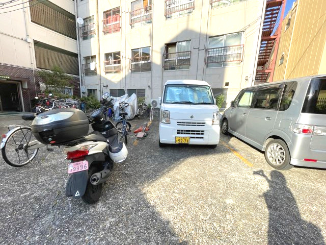 ペントハウス馬場町の駐車場