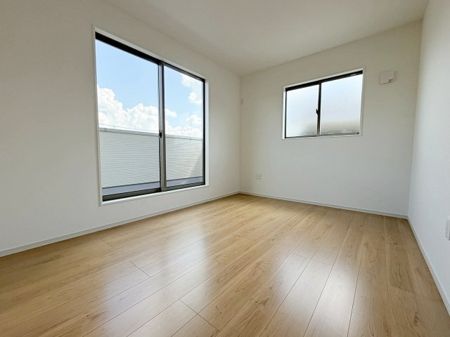 花園大藪町の洋室|2階は全部で4部屋ございます。お子様の一人部屋やリモートワーク用のお部屋をつくったりなど…ライフスタイルに合わせてお使いいただけます！（R8.8撮影）