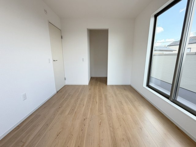 花園大藪町の洋室|ウォークインクローゼットはお洋服以外にも掃除機やスーツケースなども一箇所に集約できるのが魅力です！（R8.8撮影）