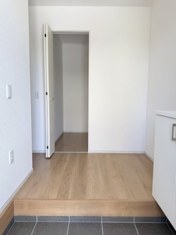 花園大藪町の玄関|玄関すぐ前には、扉付のウォークインクローゼットがございます！ご家族のコートなどまとめて収納ができちゃいます！（R8.8撮影）