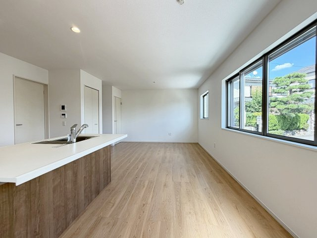 花園大藪町の居間・リビング|リビング側・キッチン側の双方からお互いの姿が見え、お料理中もお子様の様子を見守れます！（R8.8撮影）