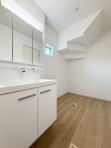 花園大藪町のキッチン|ミラーキャビネットのため、メイク用品や洗顔小物などスッキリ収納できちゃいます！（R8.8撮影）