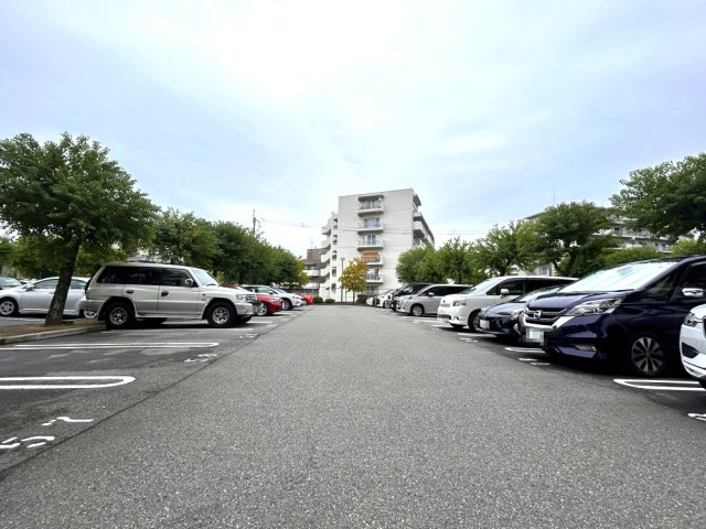 星和プラネタウン千里南第参期B棟の駐車場