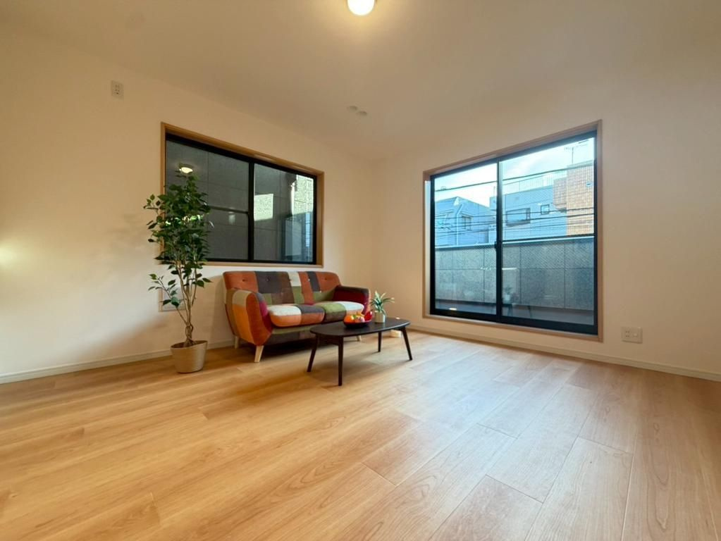 豊島区池袋本町1丁目　中古戸建の居間・リビング|現地ご見学希望・資料請求などお気軽にお問い合わせ下さい！
03-5990-5201