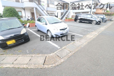 【駐車場】 | ハイツ紫峯 | 車をお持ちの方に嬉しい駐車場付きの物件です