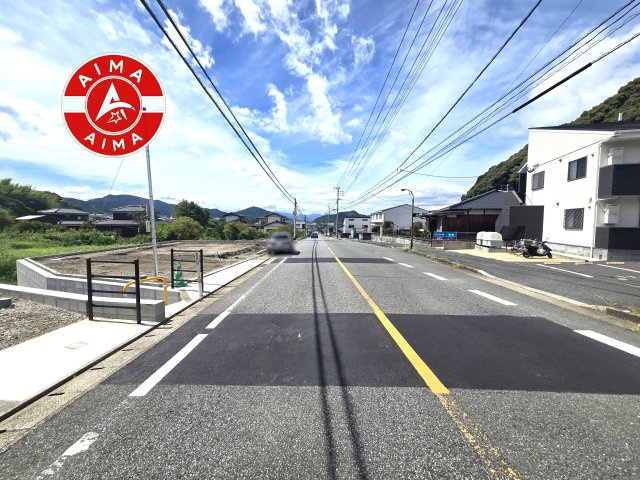 糟屋郡宇美町神武原1丁目第2-3棟（1号棟）の前面道路含む現地写真|前面道路は閑静な住宅地をはしる車通りの少ない道路。お車の出し入れが苦手なママや小さなお子様にも安心ですね。しっかり舗装もされているので、ベビーカーや自転車で通っても快適に通行できます。前面道路です。