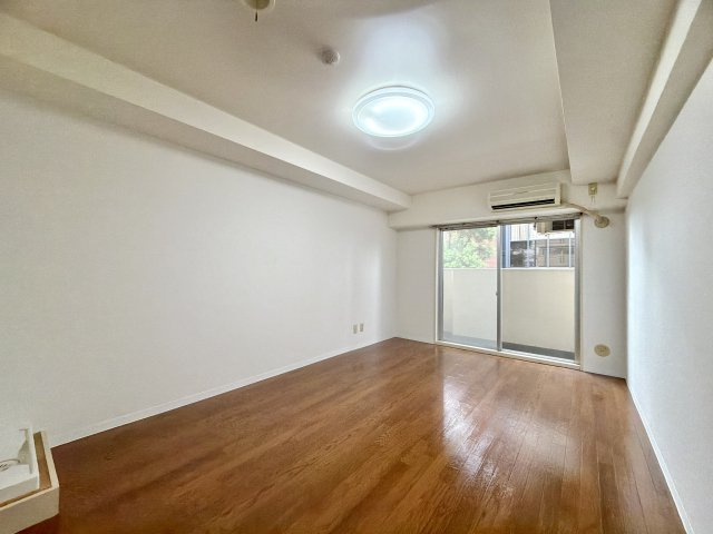 横浜市中区山下町の賃貸マンションの居間・リビング