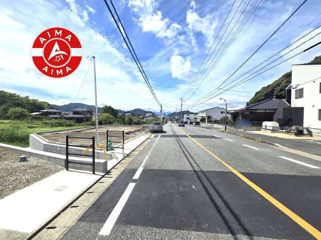 糟屋郡宇美町神武原1丁目第2-3棟（3号棟）の前面道路含む現地写真|前面道路は閑静な住宅地をはしる車通りの少ない道路。お車の出し入れが苦手なママや小さなお子様にも安心ですね。しっかり舗装もされているので、ベビーカーや自転車で通っても快適に通行できます。