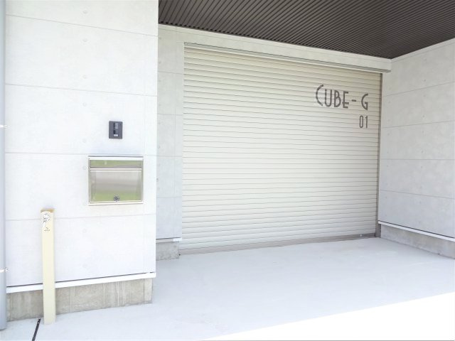 神栖市木崎のアパートの外観|電動シャッター付