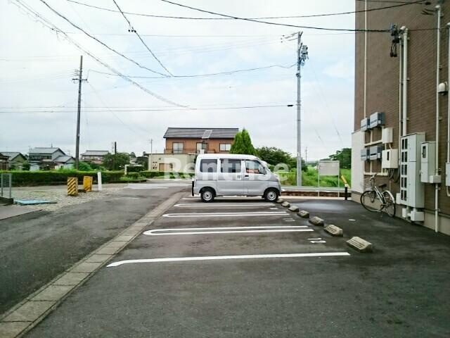 一宮市更屋敷字辰己のアパートの駐車場