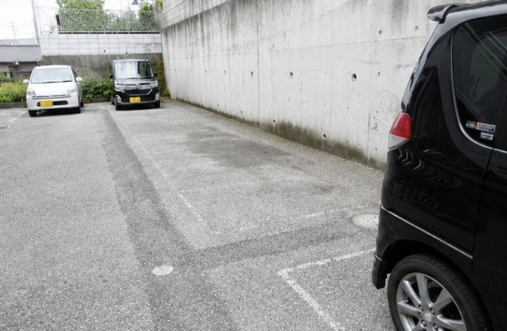 サンクレスト三山の駐車場
