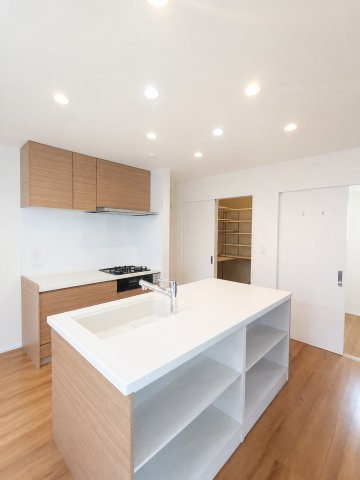 三郷市中央２丁目　中古戸建のキッチン|アイランドキッチンの一部が棚になっています
※プライバシー保護の為画像加工しています
