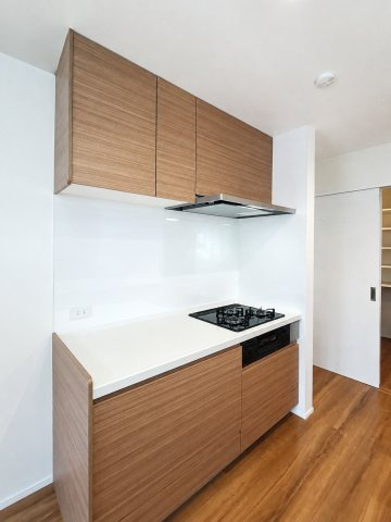 三郷市 中央２丁目　中古戸建のキッチン|3口のガスコンロです
※プライバシー保護の為画像加工しています