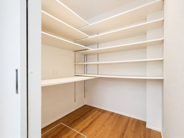 三郷市 中央２丁目　中古戸建の収納|キッチン横にはパントリー完備
※プライバシー保護の為画像加工しています