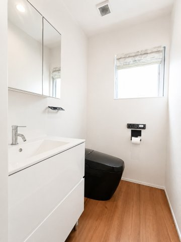 三郷市 中央２丁目　中古戸建のトイレ|大きな洗面台付き、広々としたトイレです