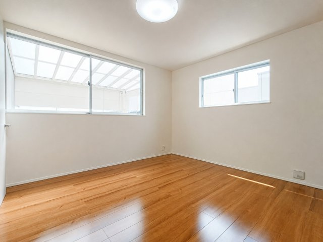 三郷市 中央２丁目　中古戸建の洋室|8帖の明るい主寝室です
