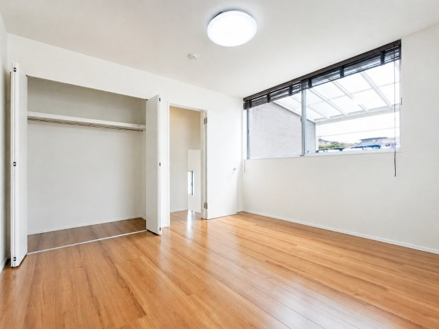 三郷市中央２丁目　中古戸建の収納|8帖の主寝室には大きなクローゼット