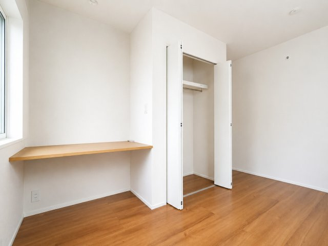 三郷市中央２丁目　中古戸建の洋室|造作カウンター付きのお部屋です