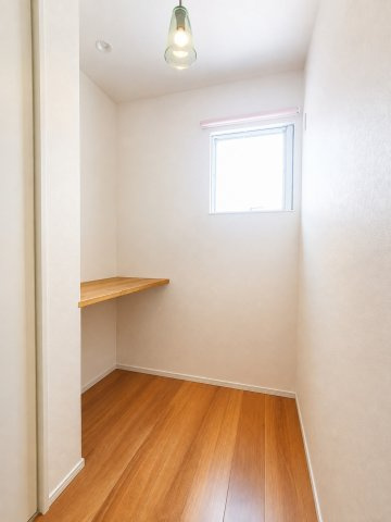 三郷市中央２丁目　中古戸建の収納|便利なサービスルームです