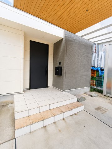 三郷市中央２丁目　中古戸建の玄関|広々とした玄関です