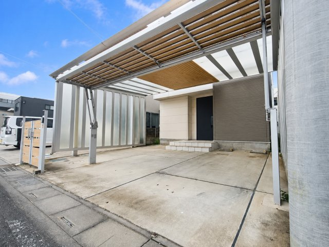三郷市中央２丁目　中古戸建の駐車場|カーポート＆ゲート付きの駐車場です