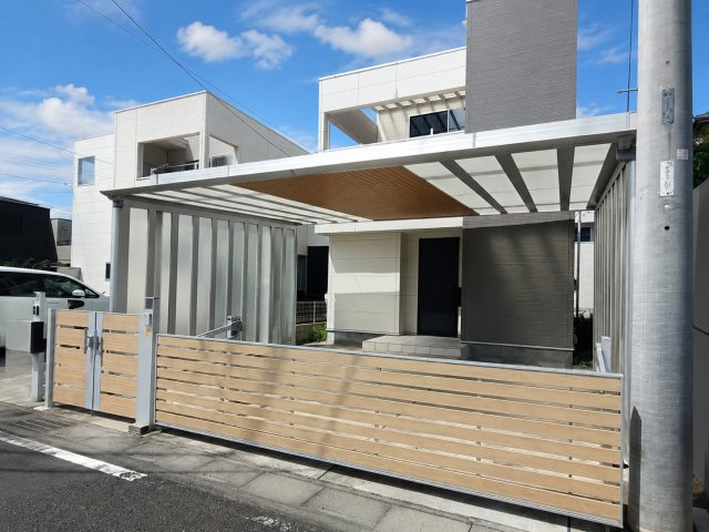 三郷市中央２丁目　中古戸建の駐車場|カーポート＆ゲート付きの駐車場です
