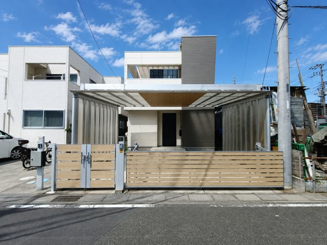 三郷市中央２丁目　中古戸建の外観|カーポート＆ゲート付きの物件です
