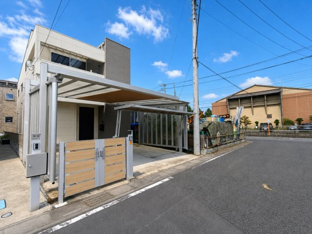 三郷市中央２丁目　中古戸建の前面道路含む現地写真|前面道路は広々6.0m